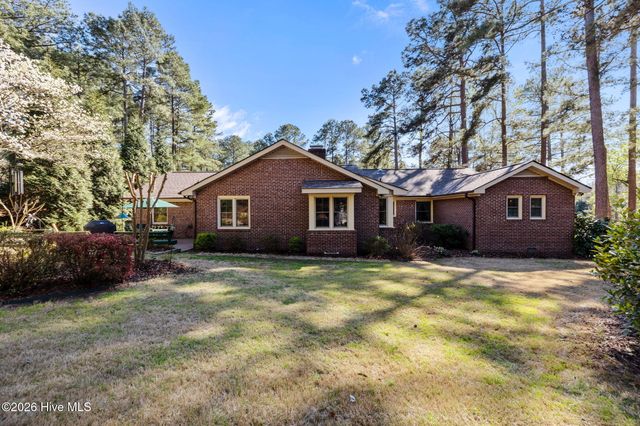 205 W Hedgelawn Way, Southern Pines, NC 28387