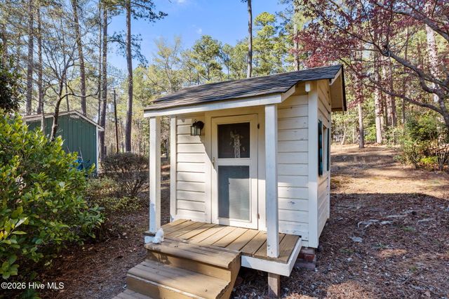 205 W Hedgelawn Way, Southern Pines, NC 28387