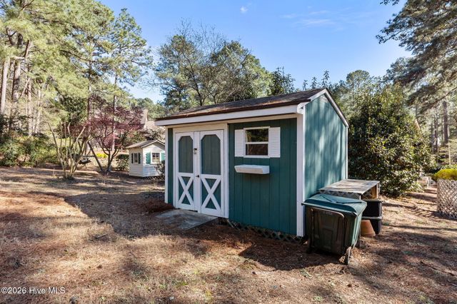 205 W Hedgelawn Way, Southern Pines, NC 28387