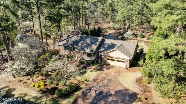 205 W Hedgelawn Way, Southern Pines, NC 28387