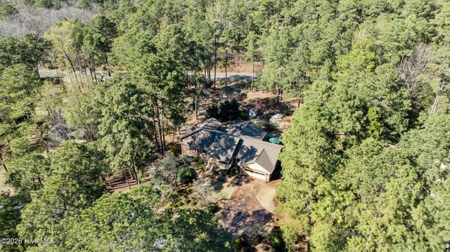205 W Hedgelawn Way, Southern Pines, NC 28387
