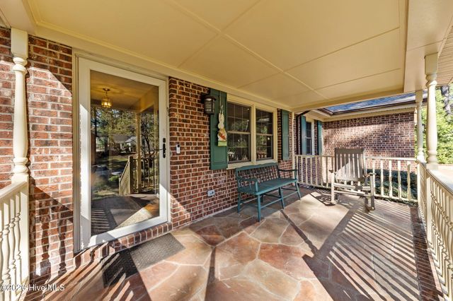 205 W Hedgelawn Way, Southern Pines, NC 28387