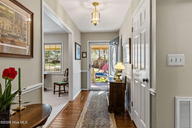 205 W Hedgelawn Way, Southern Pines, NC 28387