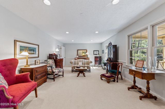 205 W Hedgelawn Way, Southern Pines, NC 28387