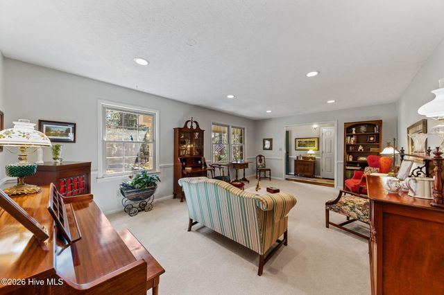 205 W Hedgelawn Way, Southern Pines, NC 28387