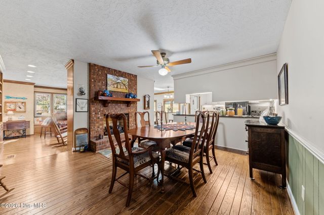 205 W Hedgelawn Way, Southern Pines, NC 28387