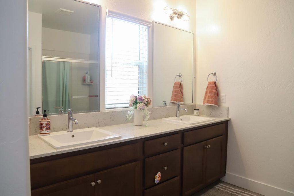 Image 10 of property listing at 7099 W Whitman Avenue, Fresno, CA 93723