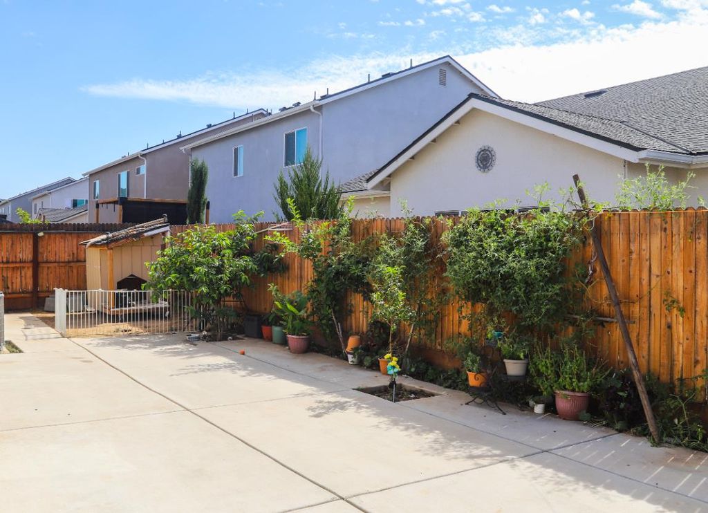 Image 13 of property listing at 7099 W Whitman Avenue, Fresno, CA 93723