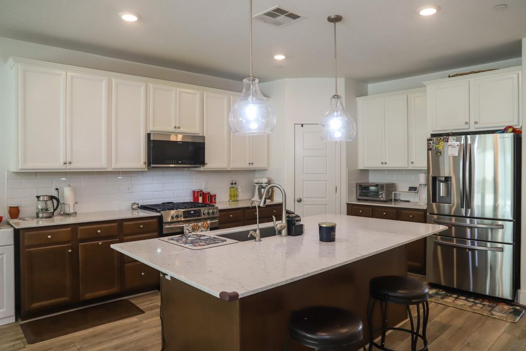 Image 2 of property listing at 7099 W Whitman Avenue, Fresno, CA 93723