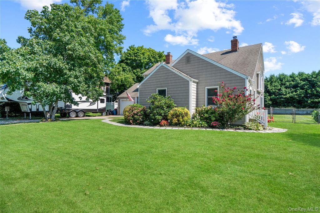 73 Maple Avenue, Bay Shore, NY 11706 — photo 2