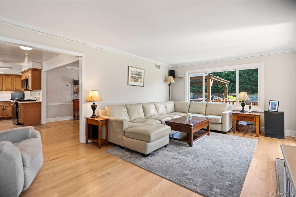 73 Maple Avenue, Bay Shore, NY 11706 — photo 5