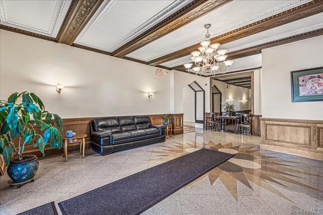 37 Brompton Road 6D, Great Neck, NY 11021