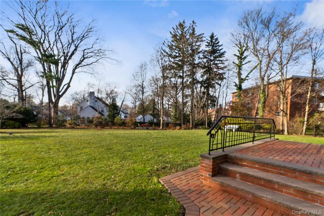 37 Brompton Road 6D, Great Neck, NY 11021