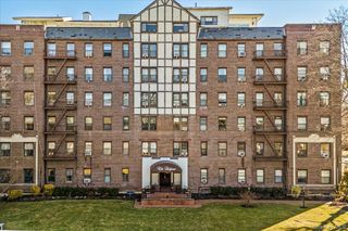 37 Brompton Road 6D, Great Neck, NY 11021