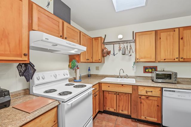 990 Calle Katarina, Santa Fe, NM 87507