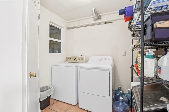 990 Calle Katarina, Santa Fe, NM 87507