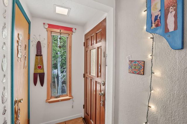 990 Calle Katarina, Santa Fe, NM 87507