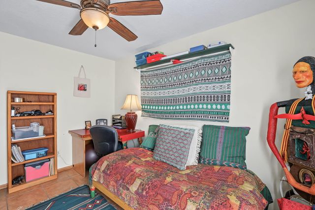 990 Calle Katarina, Santa Fe, NM 87507