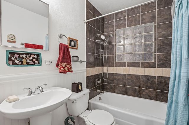 990 Calle Katarina, Santa Fe, NM 87507