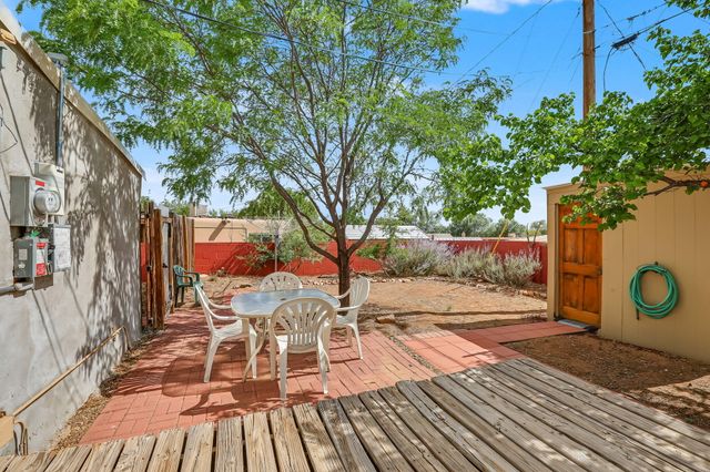 990 Calle Katarina, Santa Fe, NM 87507