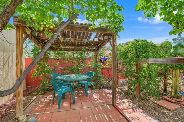 990 Calle Katarina, Santa Fe, NM 87507