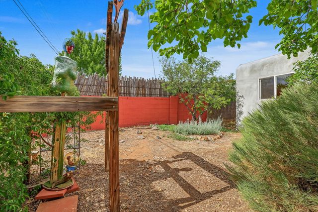 990 Calle Katarina, Santa Fe, NM 87507