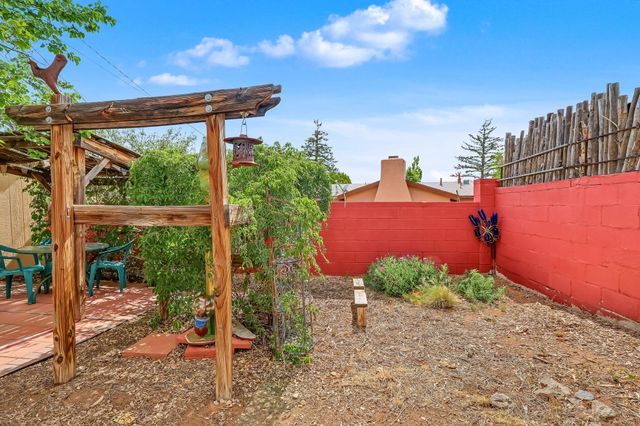 990 Calle Katarina, Santa Fe, NM 87507