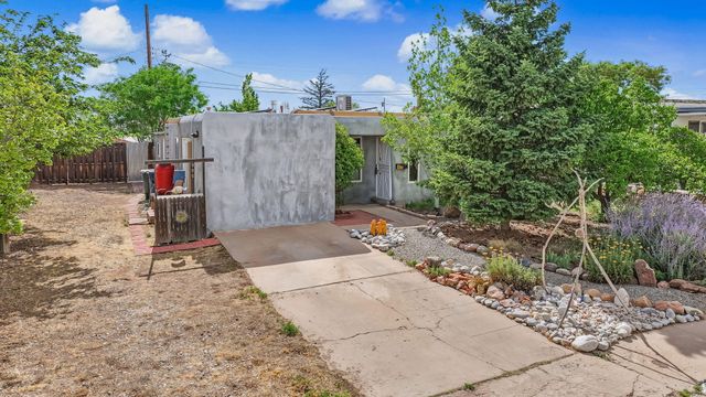 990 Calle Katarina, Santa Fe, NM 87507