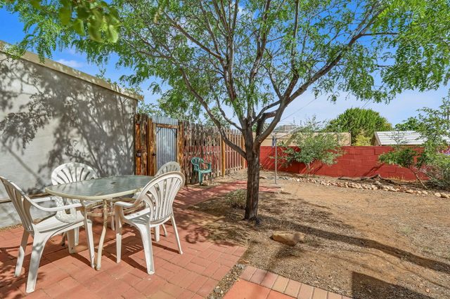 990 Calle Katarina, Santa Fe, NM 87507