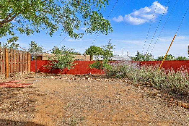 990 Calle Katarina, Santa Fe, NM 87507