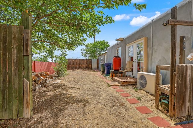 990 Calle Katarina, Santa Fe, NM 87507