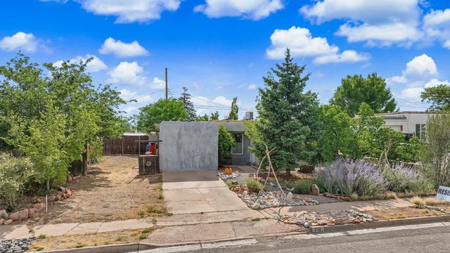 990 Calle Katarina, Santa Fe, NM 87507