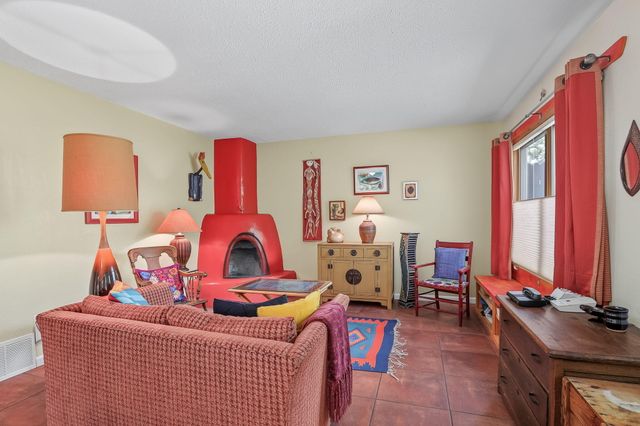 990 Calle Katarina, Santa Fe, NM 87507