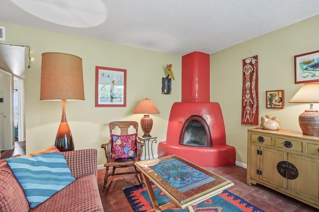 990 Calle Katarina, Santa Fe, NM 87507