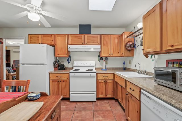 990 Calle Katarina, Santa Fe, NM 87507