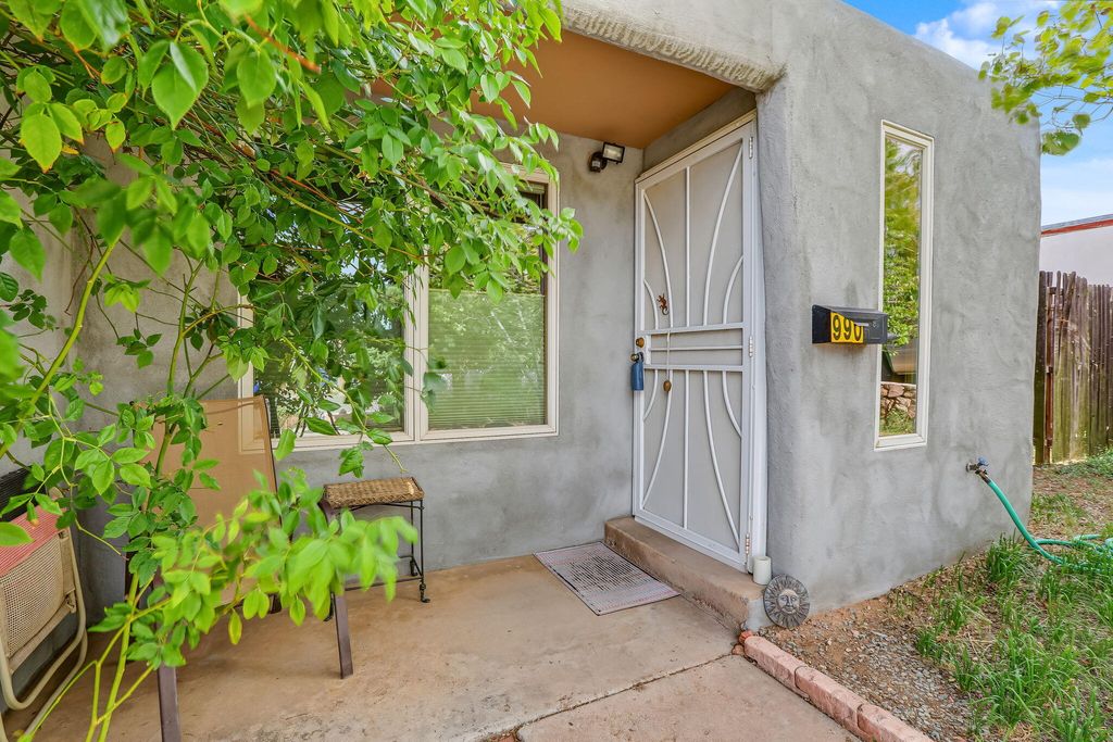 990 Calle Katarina, Santa Fe, NM 87507