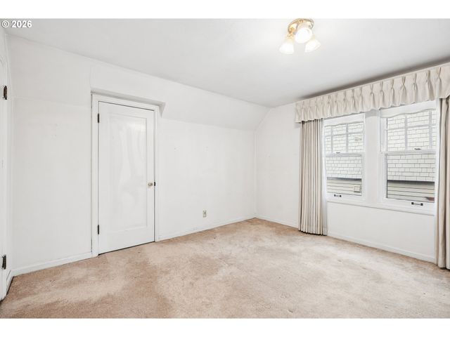 5809 Se TAYLOR St, Portland, OR 97215