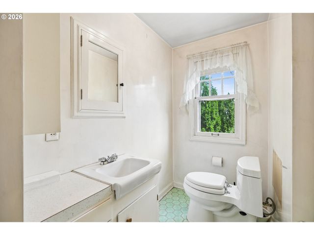 5809 Se TAYLOR St, Portland, OR 97215