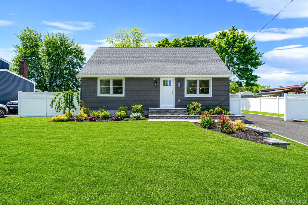 14 Reizen Avenue, Centereach, NY 11720