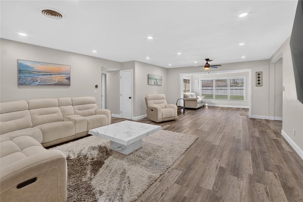Image 11 of property listing at 1974 SOUTHVIEW ROAD, Largo, FL 33770