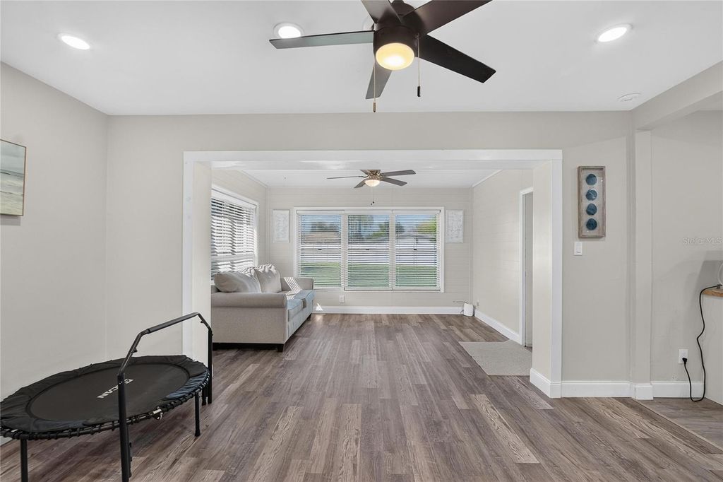 Image 12 of property listing at 1974 SOUTHVIEW ROAD, Largo, FL 33770
