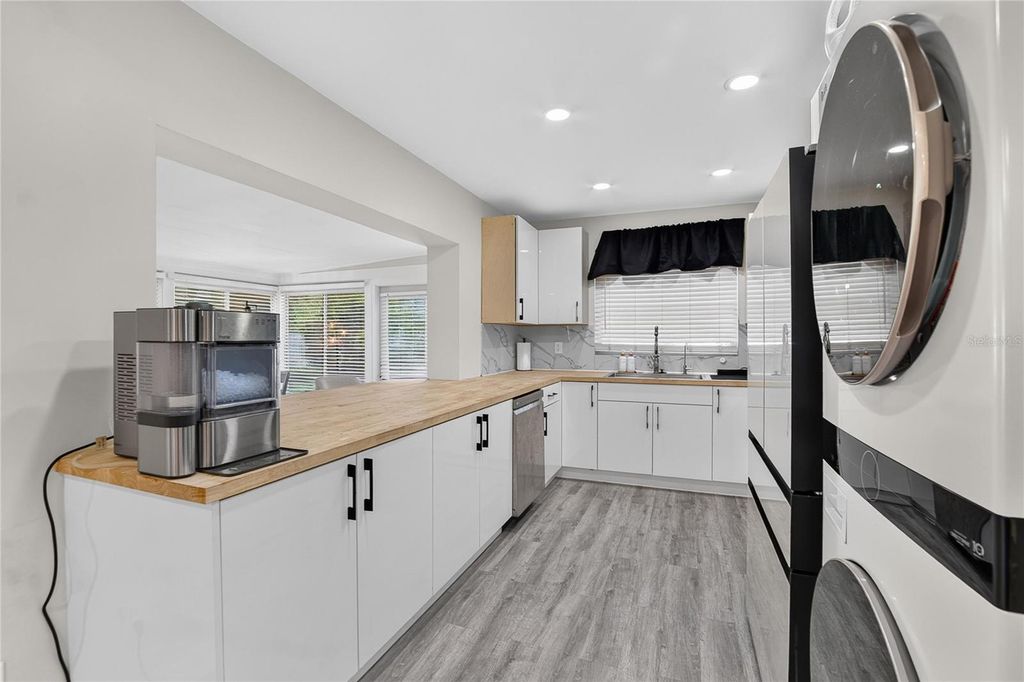 Image 14 of property listing at 1974 SOUTHVIEW ROAD, Largo, FL 33770
