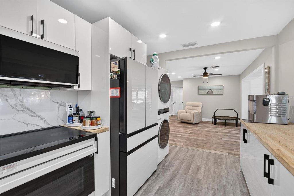 Image 17 of property listing at 1974 SOUTHVIEW ROAD, Largo, FL 33770