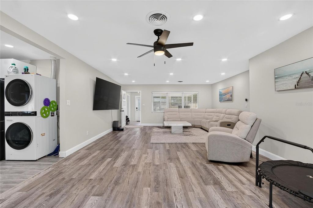 Image 20 of property listing at 1974 SOUTHVIEW ROAD, Largo, FL 33770