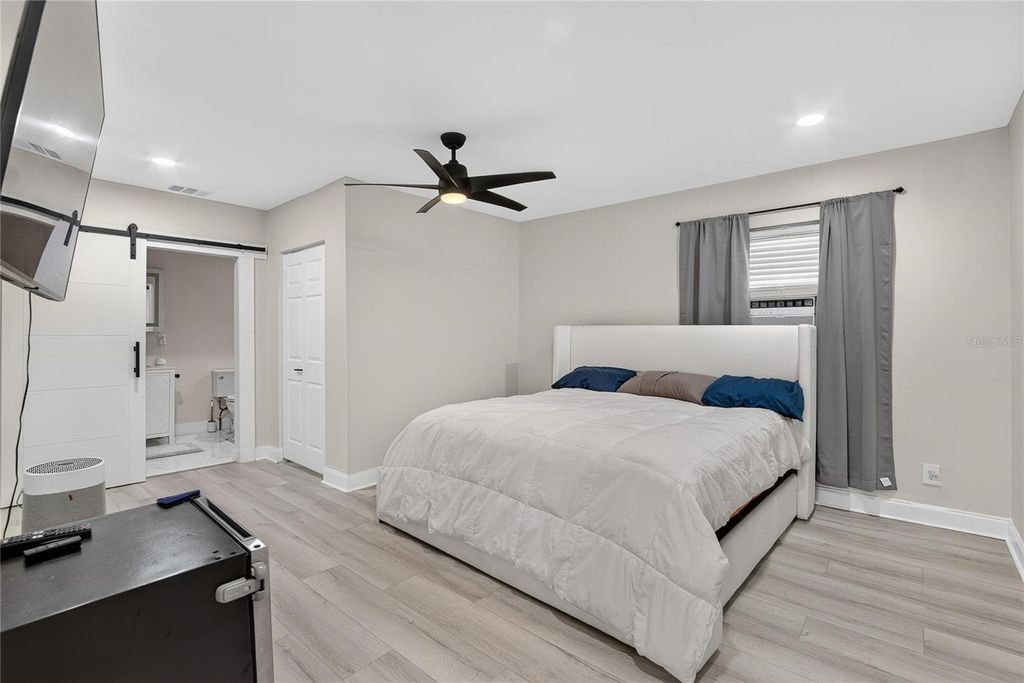 Image 3 of property listing at 1974 SOUTHVIEW ROAD, Largo, FL 33770