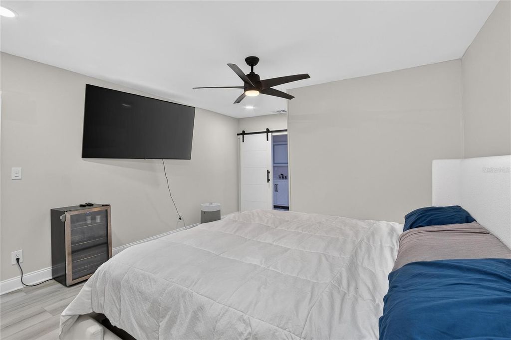 Image 4 of property listing at 1974 SOUTHVIEW ROAD, Largo, FL 33770