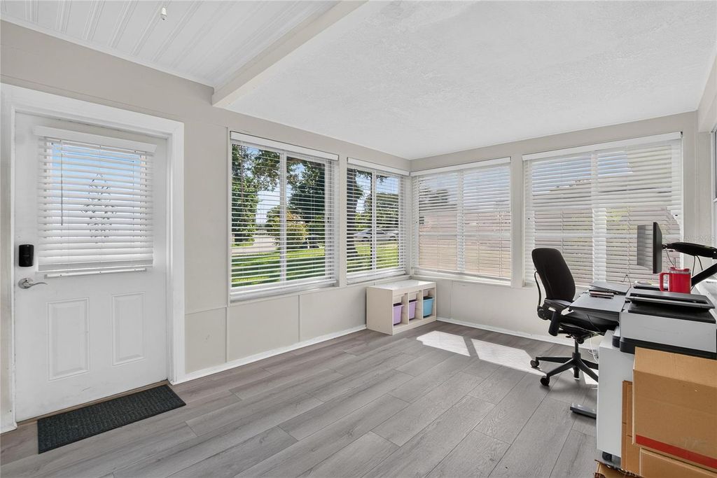 Image 9 of property listing at 1974 SOUTHVIEW ROAD, Largo, FL 33770