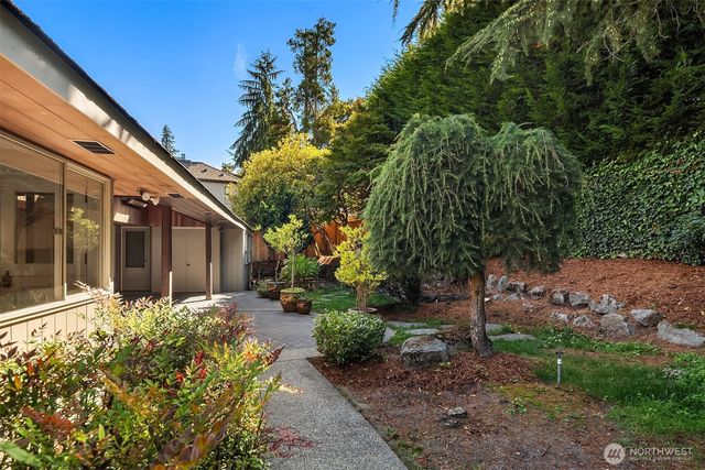 1425 Broadmoor Drive E, Seattle, WA 98112