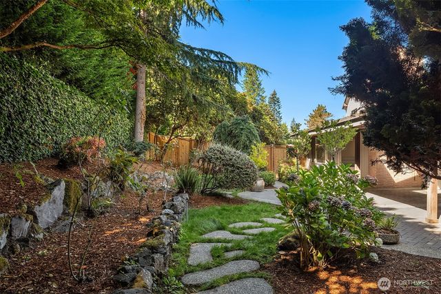 1425 Broadmoor Drive E, Seattle, WA 98112