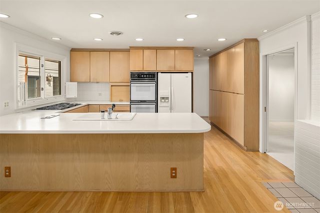 1425 Broadmoor Drive E, Seattle, WA 98112